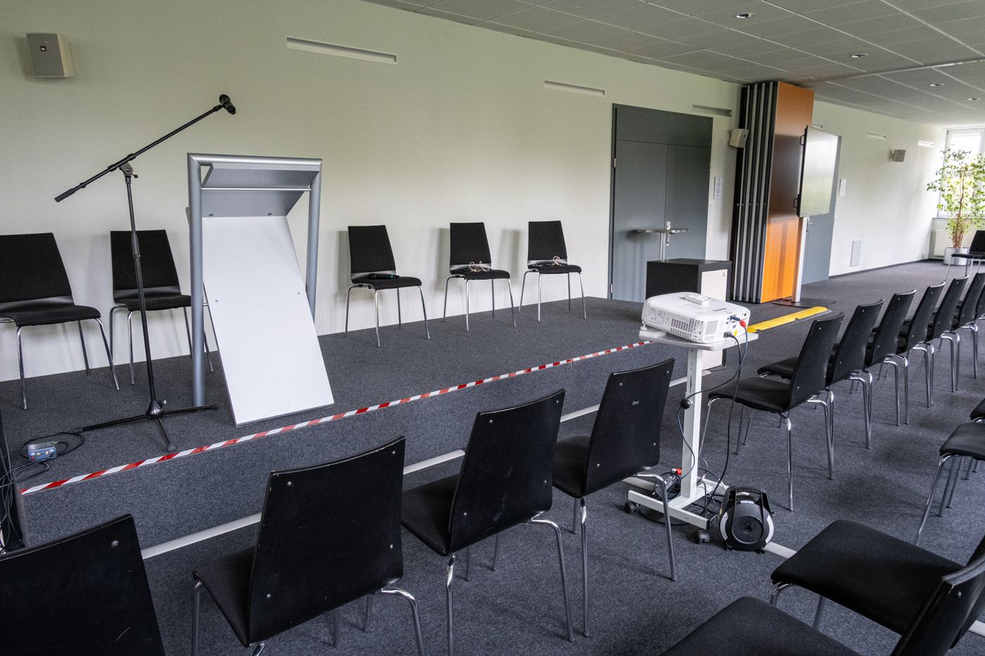 Konferenzraum im RIZ mit Bühne, Rednerpult, Mikrofon und Beamer