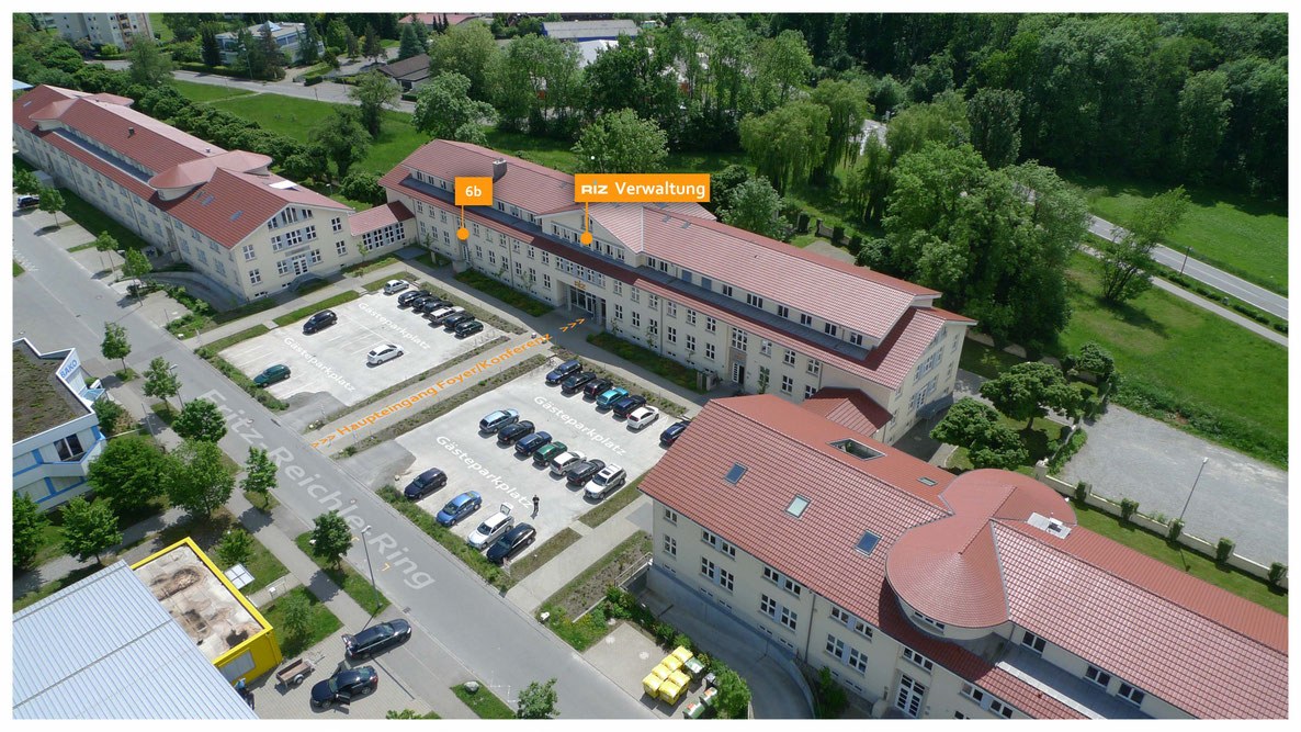Luftbild des RIZ mit markiertem Gästeparkplatz, Haupteingang Foyer/Konferenz, Eingang 6b und der Verwaltung